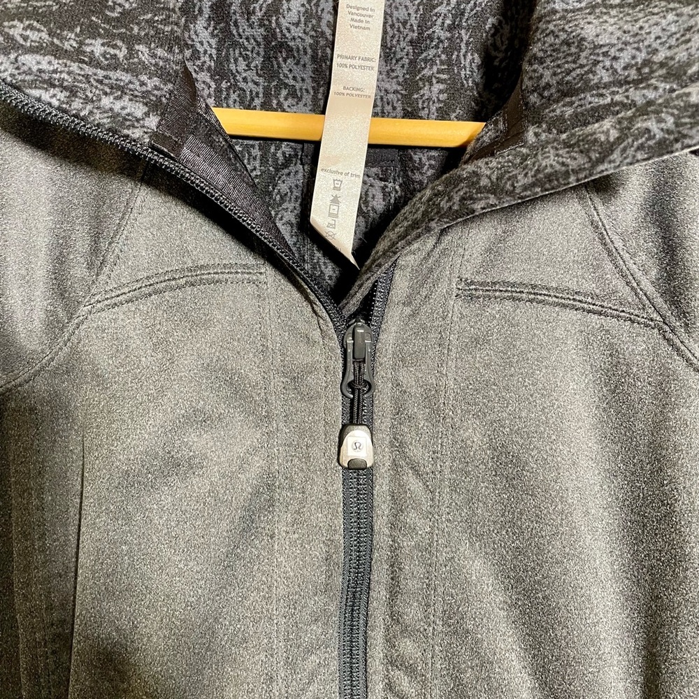 Like New Lululemon Water Proof/Wind Jacket Size 8 - Picture 4 of 7